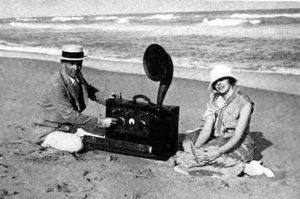 Edwin_Armstrong_wife_and_portable_superhet_radio